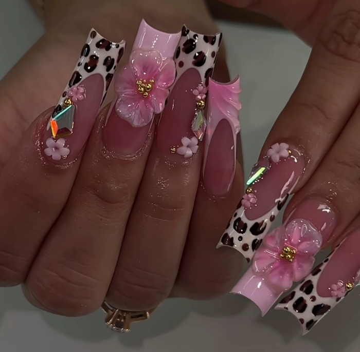 Faux ongles carrés très populaires, de couleur unie, tendance et élégants, ornés de motifs floraux et léopard, produits pour ongles prêts à poser en gros.